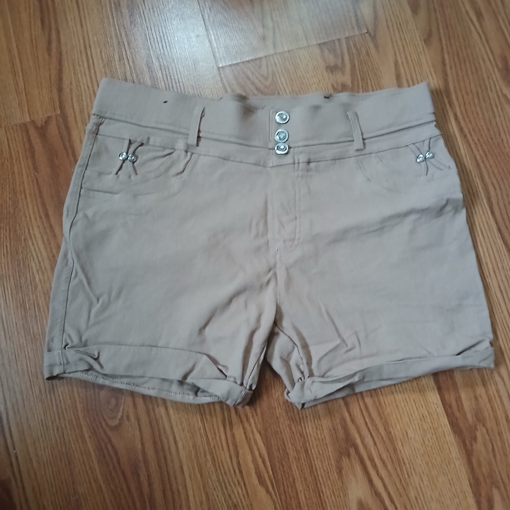 Tan‎ Button-Accent Shorts